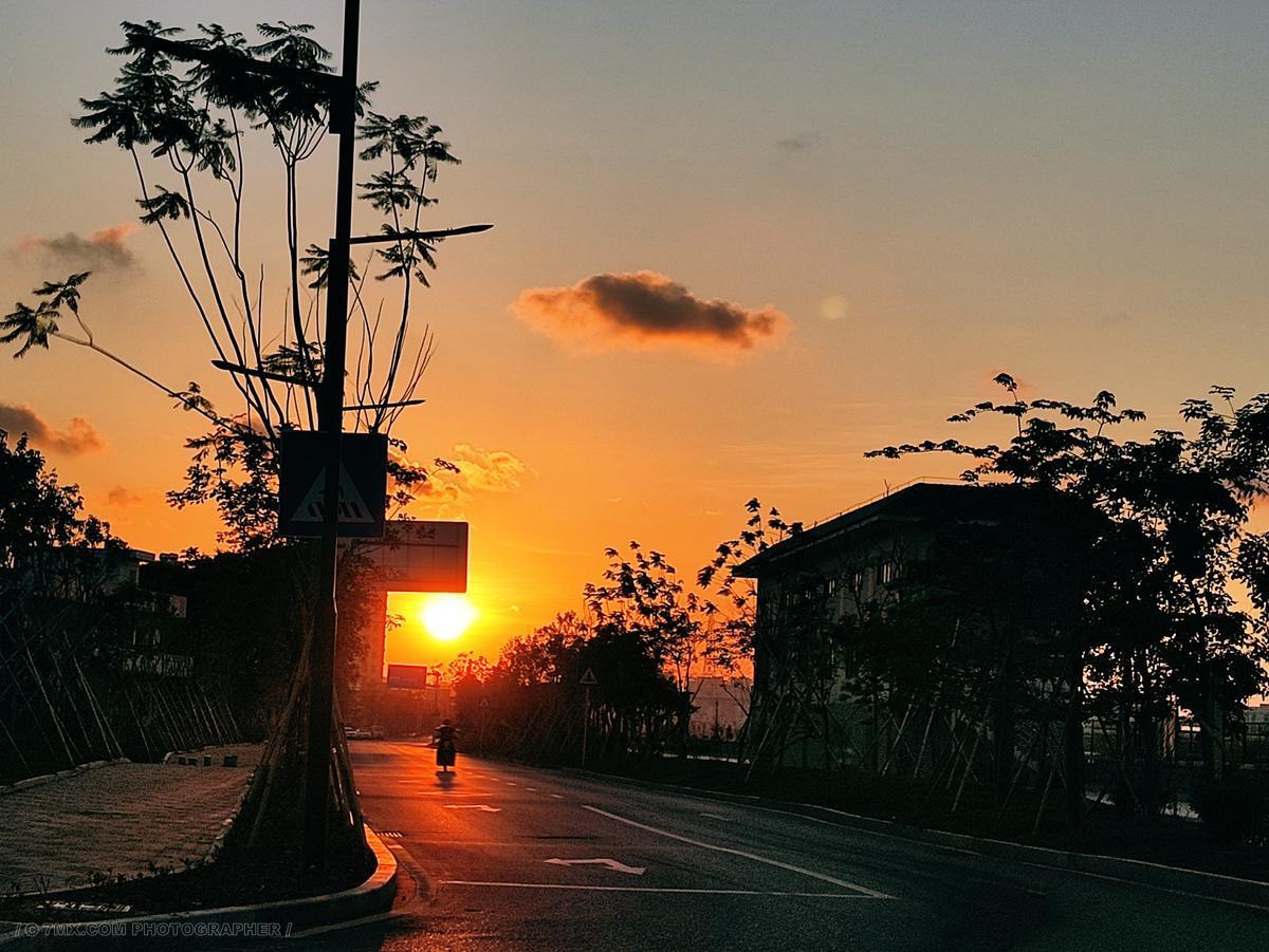 日出的街道 风光 日出 街景 诗和远方在故乡