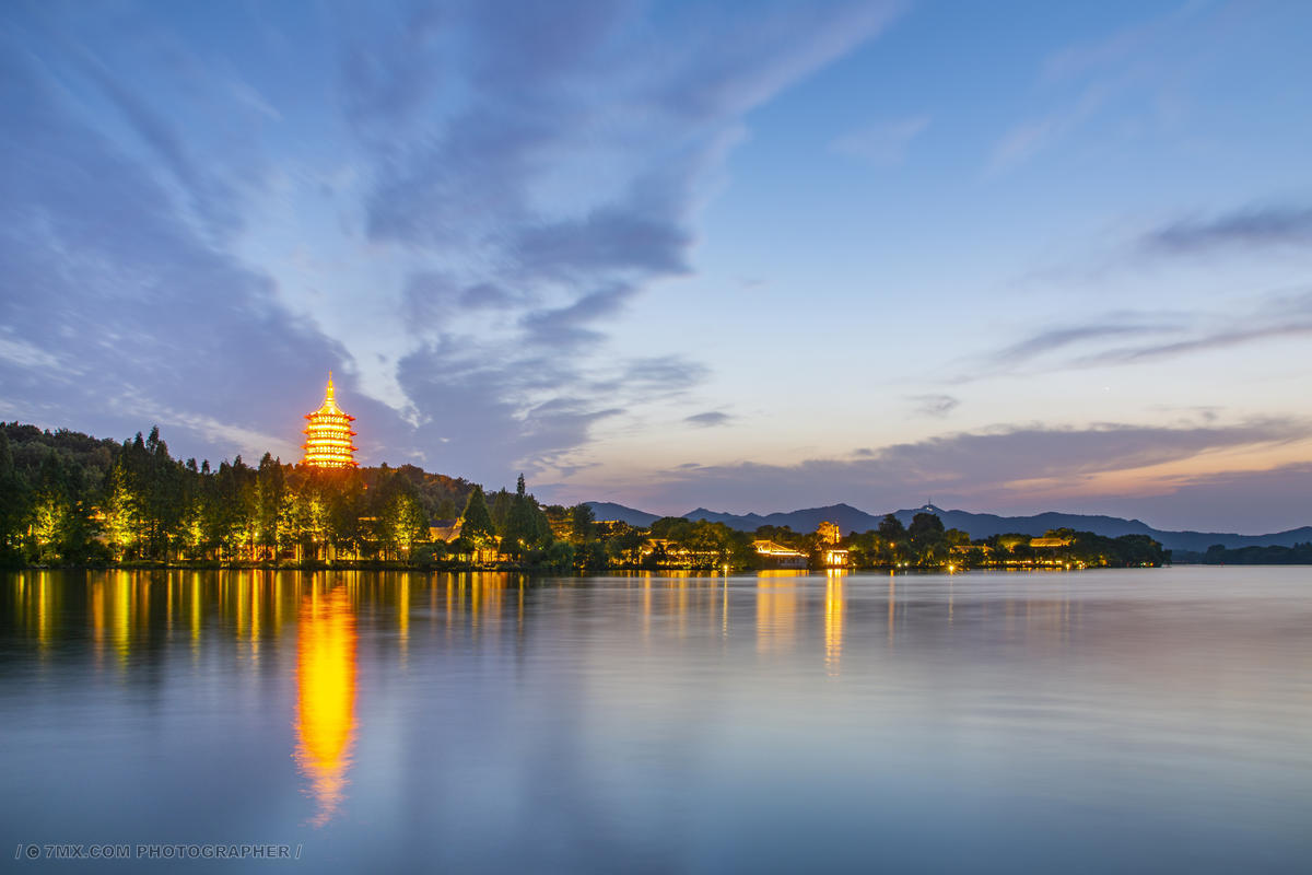 雷峰夕照 宁静 雷峰塔 云彩 江南 历史 美景 地标 中式 灯光 壁纸